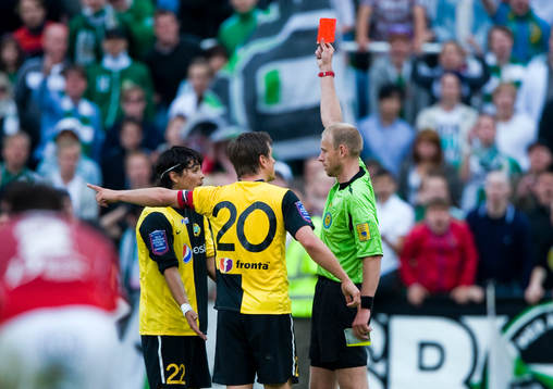 Fredrik Lundberg, domare, ger Mauro Saez Jarpa, Hammarby