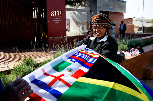Lorence och Joyce säljer flaggor utanför Mandela House,