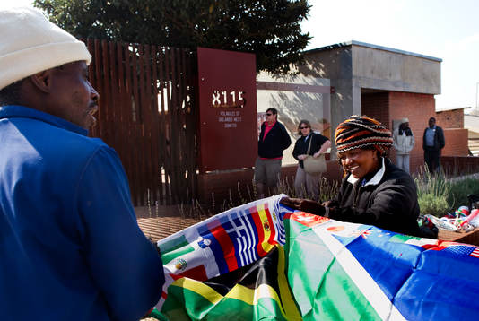 Lorence och Joyce säljer flaggor utanför Mandela House,