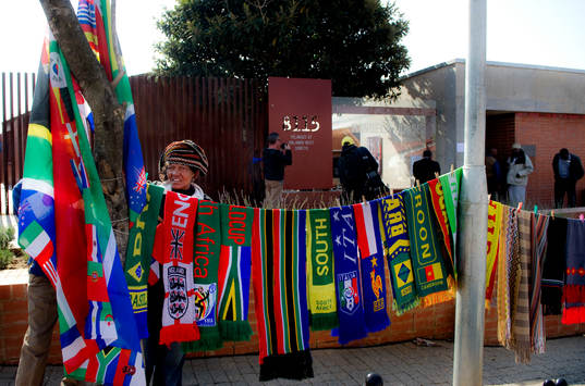Lorence och Joyce säljer flaggor utanför Mandela House,