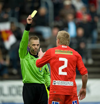 Johan Hamlin, domare, gult kort till Anders Whass,