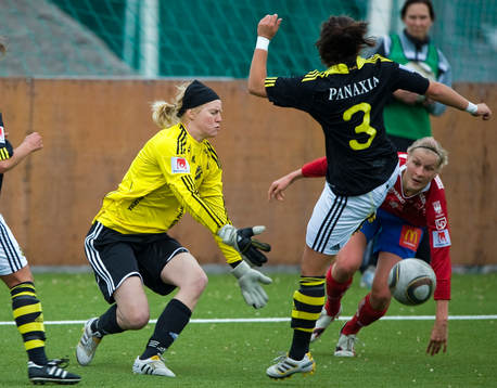 Maja Åström, målvakt, AIK och Sanna Talonen, Örebro