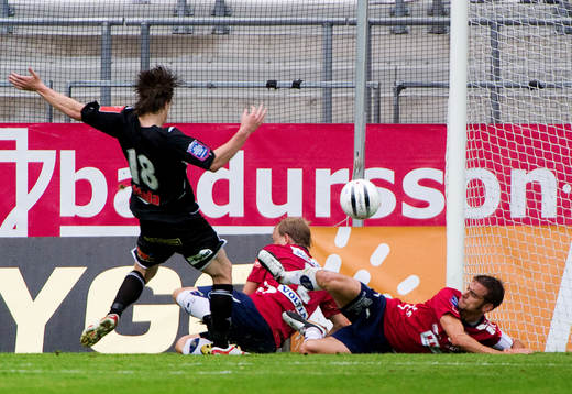 Victor Sköld, Trollhättan, gör 0-2. Björn Anklev,