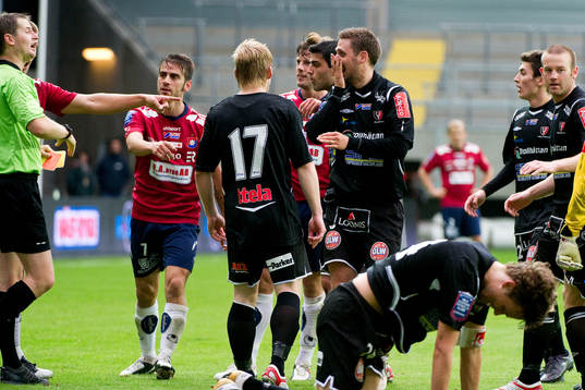 Sebastian Johansson, Örgryte, får rött kort för