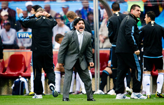 Diego Maradona, förbundskapten Argentina jubel vid 1-0