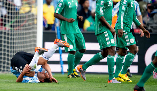 Carlos Tevez, Argentina, har ramlat
