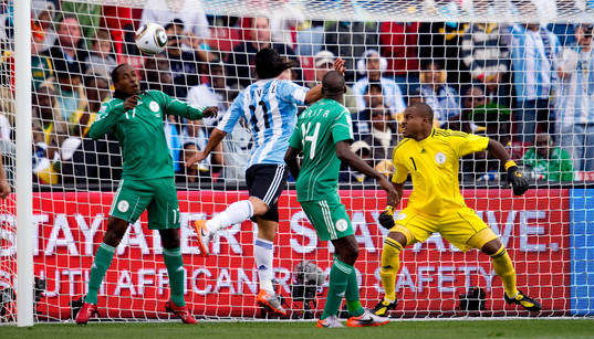 Gabriel Heinze, nickar in 1-0 för Argentina, Vincent