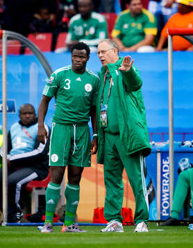 Taye Taiwo och Lars Lagerbäck, förbundskapten Nigeria