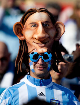 En argentinsk supporter med Lionel Messi huvudbonad