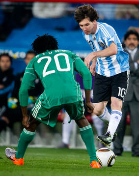 Lionel Messi, Argentina, slår en tunnel på Dickson Etuhu,