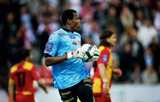 Bläddra bland fler bilder av Fotboll, Superettan, Syrianska - Assyriska