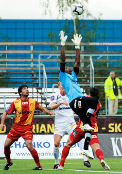 Dwayne Miller, målvakt, Syrianska, tar ner en boll på