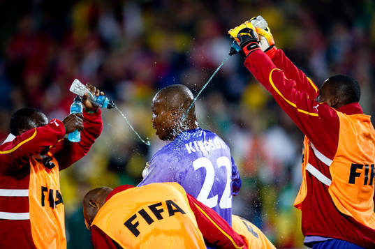 Richard Kingson, målvakt, Ghana firas med vatten