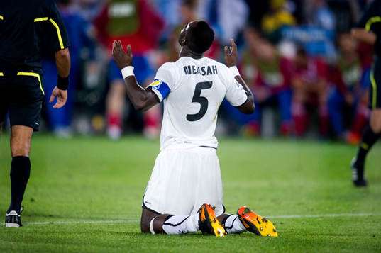 John Mensah, Ghana, jubel och tackar högre makter för