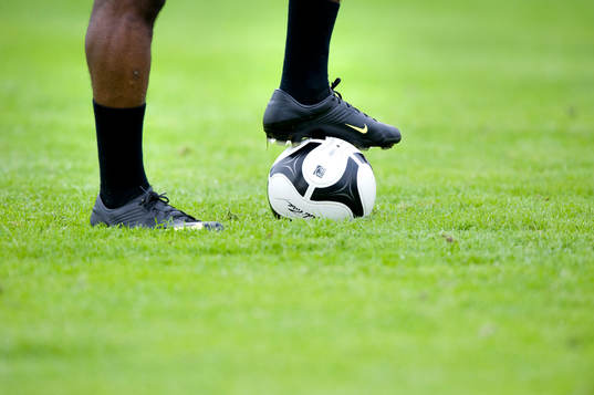 Fot, fötter, boll, gräs, gräsmatta, fotbollsskor, genre