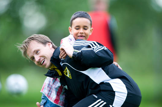 Stefan Jansson, tränare, med sonen Ludvig