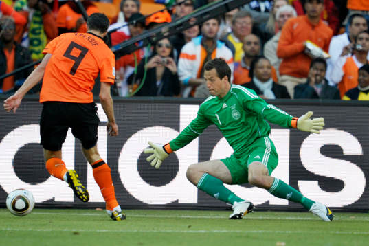 Robin van Persie, Holland och Thomas Sörensen, målvakt