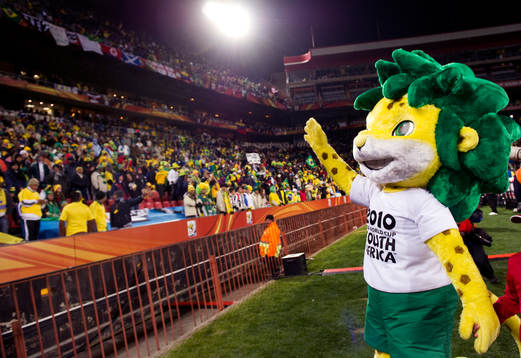 VM-maskoten vinkar till publiken, maskot