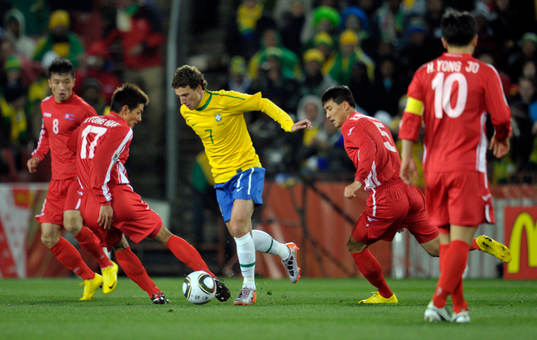 Elano, Brasilien mot en mur av Nordkoreaner