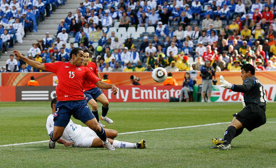 Jean Beausejour, Chile, sätter 0-1