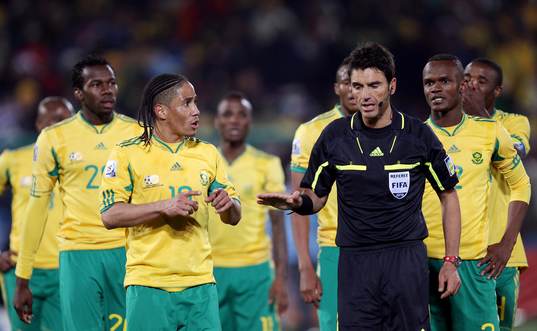 Steven Pienaar, Sydafrika diskuterar med Massimo Busacca,