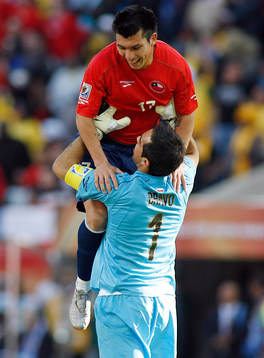 Claudio Bravo, målvakt, lyfter Gary Medel, Chile. Glädje,