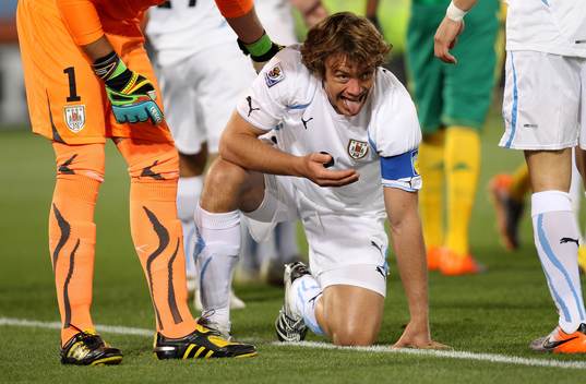 Diego Lugano, Uruguay, på knä