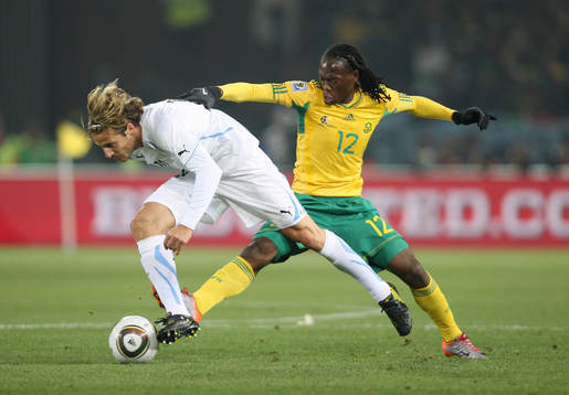 Reneilwe Letsholonyane, Sydafrika och Diego Forlan, Uruguay