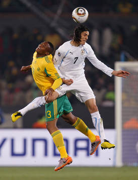 Edinson Cavani, Uruguay och Kagisho Dikgacoi, Sydafrika.