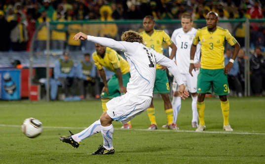 Diego Forlan, Uruguay, gör  mål på straff