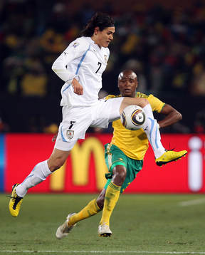 Edinson Cavani, Uruguay och Tsepo Masilela, Sydafrika