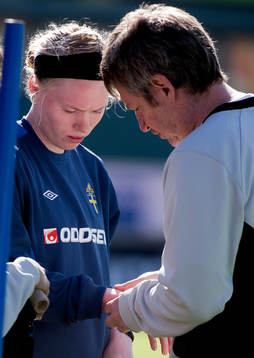 Hedvig Lindahl, målvakt, får handen tejpad