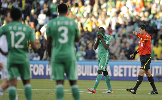 Oscar Ruiz, domare ger Sani Kaita, Nigeria, utvisning