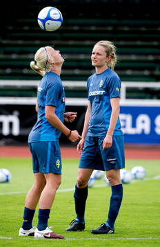 Stina Segerström, Caroline Seger