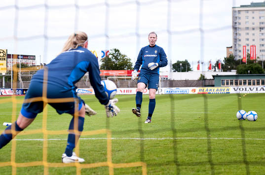 Hedvig Lindahl och Kristin Hammarström, målvakt