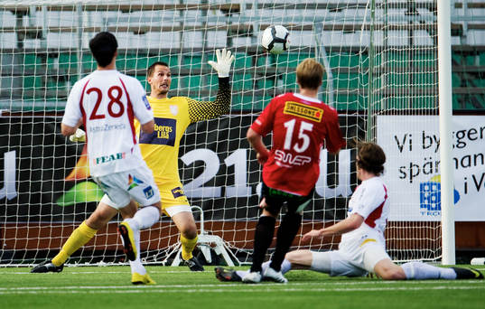 Magnus Bahne, målvakt, Assyriska, räddar ett skott