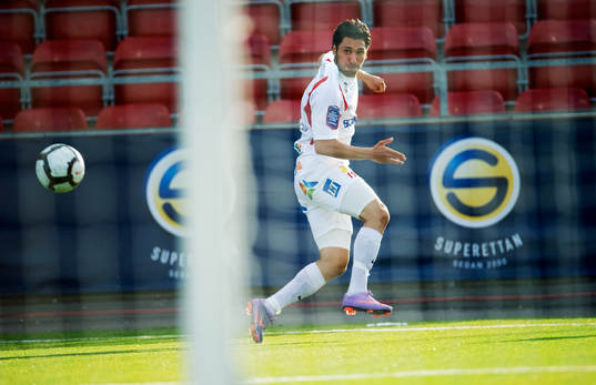 Stefan Batan, Assyriska, slår ett inlägg