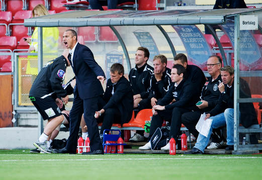 Henrik Larsson, tränare, Landskrona, manar på sina spelare