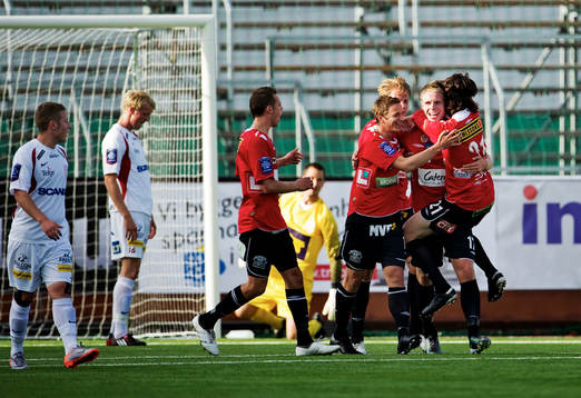 Morten Nielsen, Landskrona, gratuleras till sitt 1-1-mål