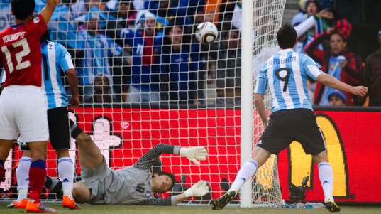 Gonzalo Higuaín, Argentina gör 2-0
