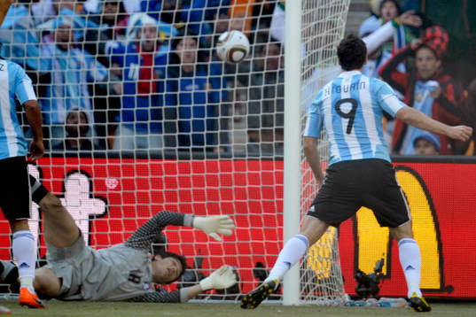 Gonzalo Higuain, Argentina, gör 2-0