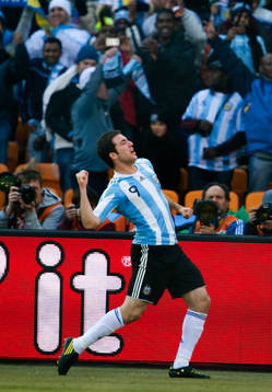 Gonzalo Higuaín, Argentina gör 2-0, jubel