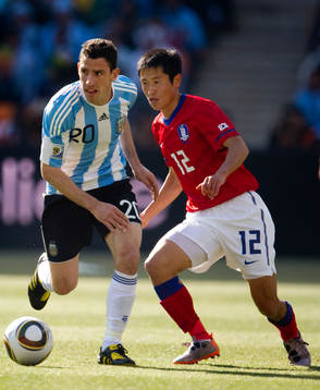Maxi Rodriguez, Argentina och Lee Young Pyo, Sydkorea