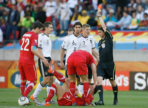 Miroslav Klose, Tyskland får utvisning, rött kort av