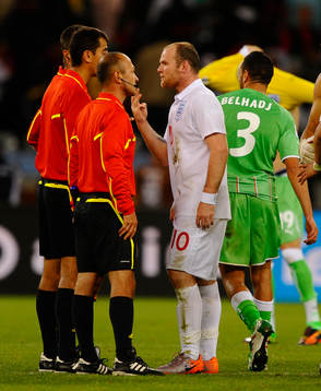 Wayne Rooney, England, argumenterar med domare