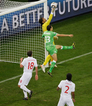 David James, målvakt, England mot Karim Matmour, Algeriet