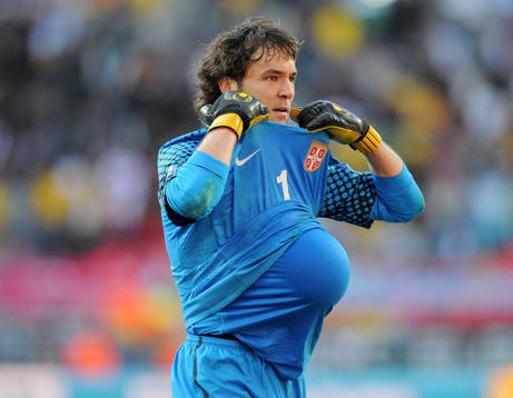 Vladimir Stojkovic, målvakt, Serbien, gömmer bollen