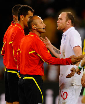 Wayne Rooney, England, argumenterar med domare