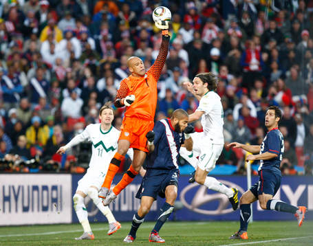 Tim Howard, målvakt, USA, boxar bort bollen