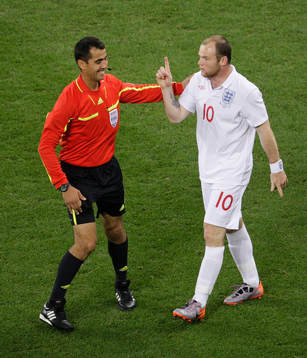 Wayne Rooney, England, gestikulerar mot Ravshan Irmatov,